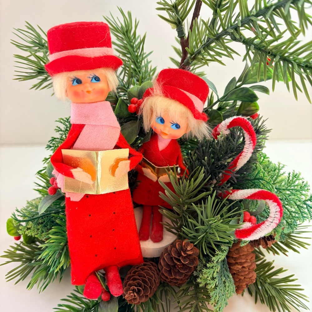 Vintage MCM Christmas Floral Arrangement  Felt Doll Carolers Plastic Greenery - Picture 2 of 7